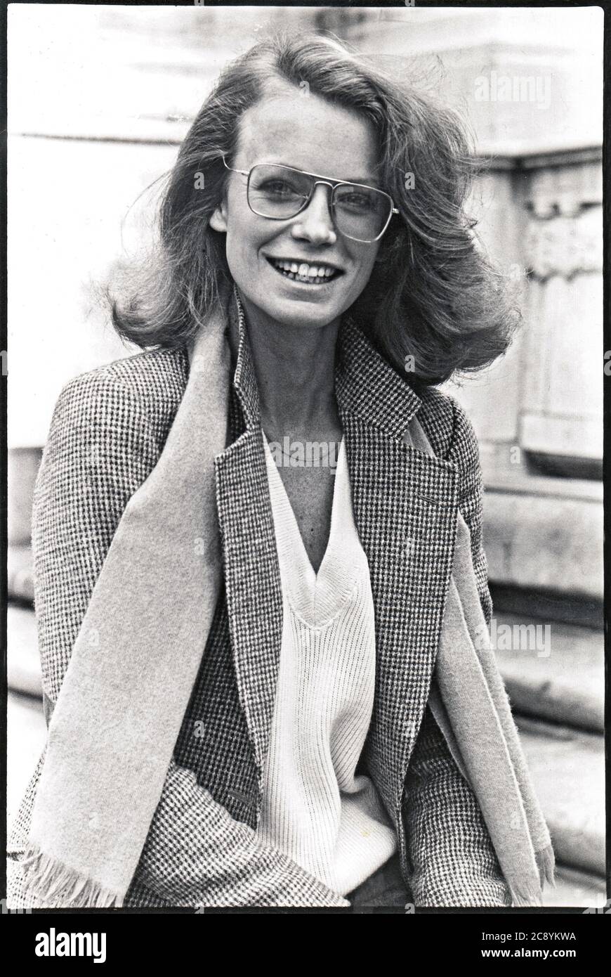 Un ritratto del 1979 posto dell'attrice modello Shelley Hack al Columbus Circle a Midtown, Manhattan, New York City. Foto Stock