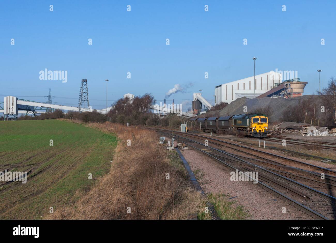 Locomotiva Freightliner classe 66 con partenza da Kellingley Colliery con un trenino a carbone in giostra per la centrale elettrica di Drax che trasporta carbone britannico Foto Stock