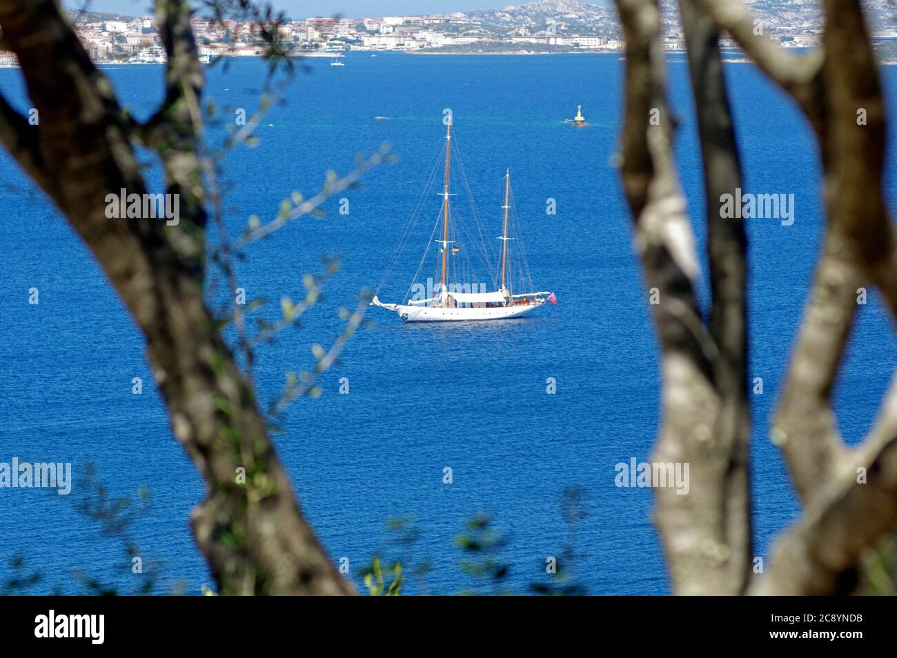 Il lussuoso yacht SYLVIA (costruito da Camper & Nicholson nel 1925) all'ancora di fronte a Porto Rafael, Palau, Sardegna Italia Foto Stock