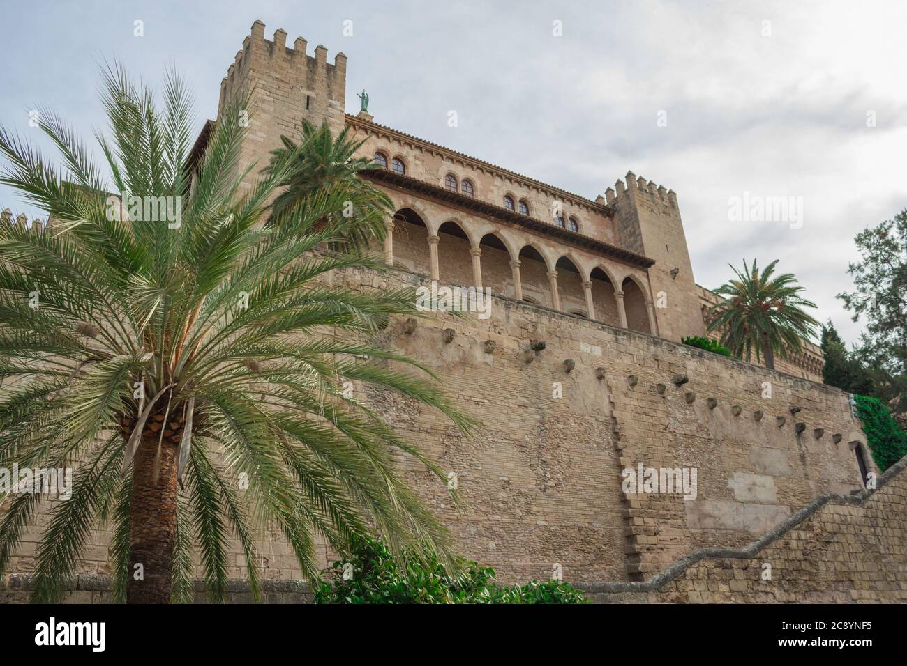 La Almudaina è il Castello reale o Alcázar (palazzo fortificato) della città di Palma sull'isola di Maiorca. Foto Stock