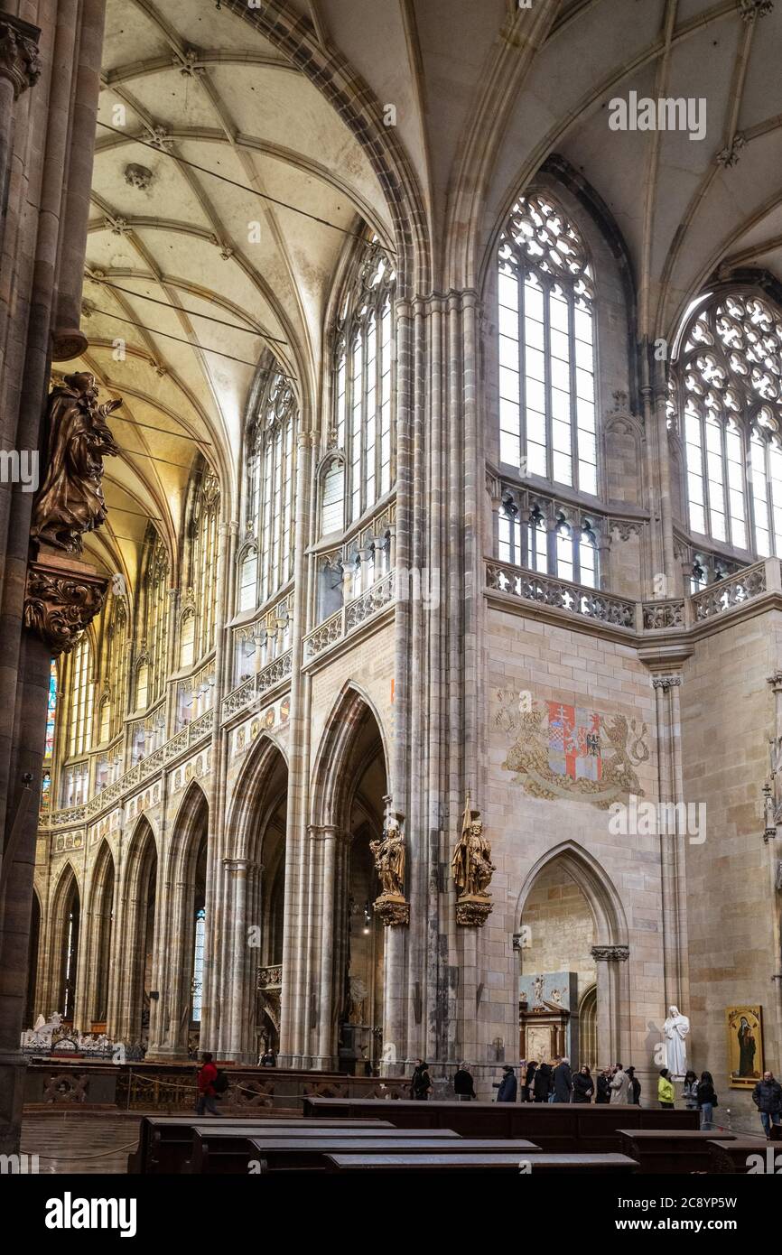 PRAGA - 10 MARZO 2020: Interno della Cattedrale di San Vito a Praga. Turisti che visitano la cattedrale Foto Stock