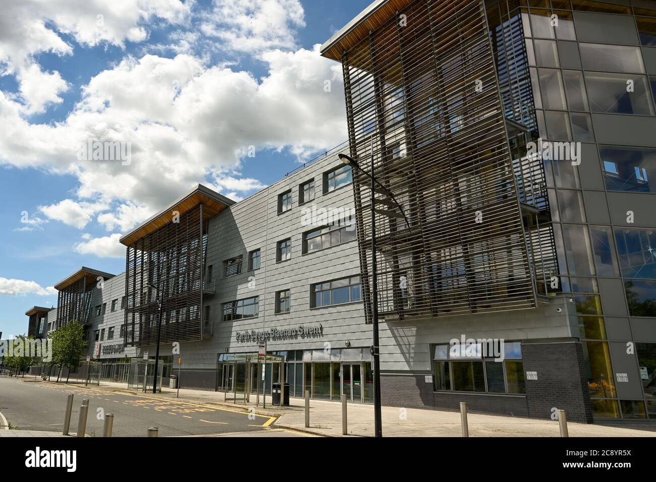 Ebbw vale, Galles - Luglio 2020: Vista frontale esterna dell'edificio Ebbw vale del college per l'istruzione superiore "Coleg Gwent". Foto Stock