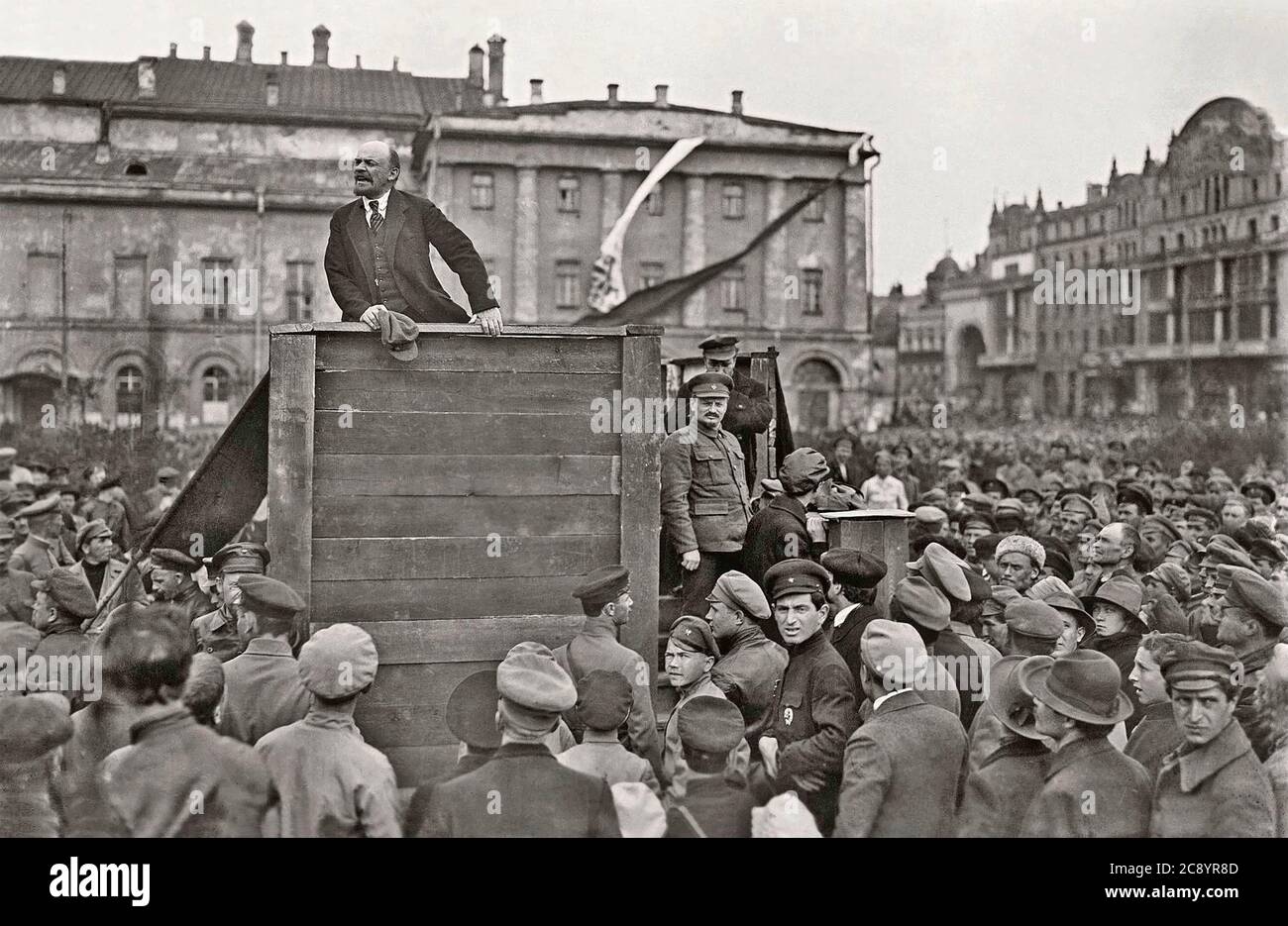VLADIMIR LENIN (1870-1924) rivoluzionario russo in Piazza del Teatro, Mosca, 5 maggio 1920, rivolto ai soldati sovietici sulla strada per il fronte polacco. Sui gradini della piattaforma Leon Trotsky si trova di fronte a Lev Kamenev. I censori sovietici successivamente hanno rimosso le loro immagini. Foto: Grigory Goldstein Foto Stock