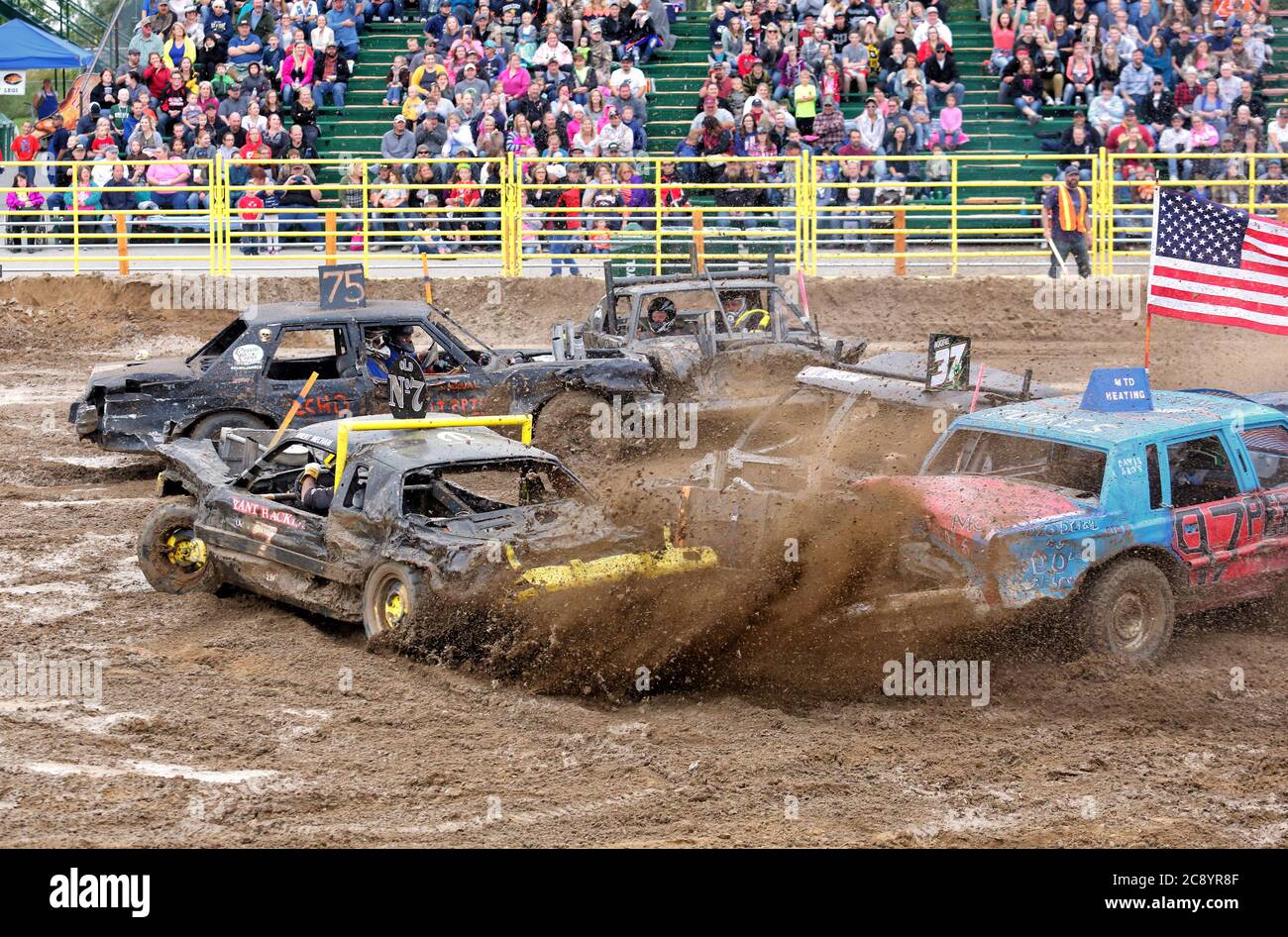 Idaho Falls, Idaho, USA 17 agosto 2016 automobili e piloti in una piccola arena competono in un derby di demolizione di una piccola città. Foto Stock