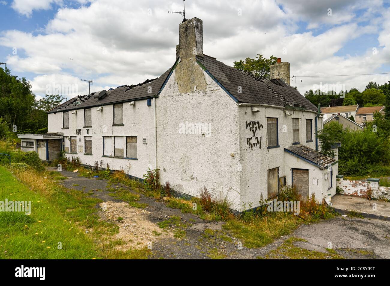 Ebbw vale, Galles - Luglio 2020: Derelict casa pubblica con tetto danneggiato. Nessuna gente. Foto Stock