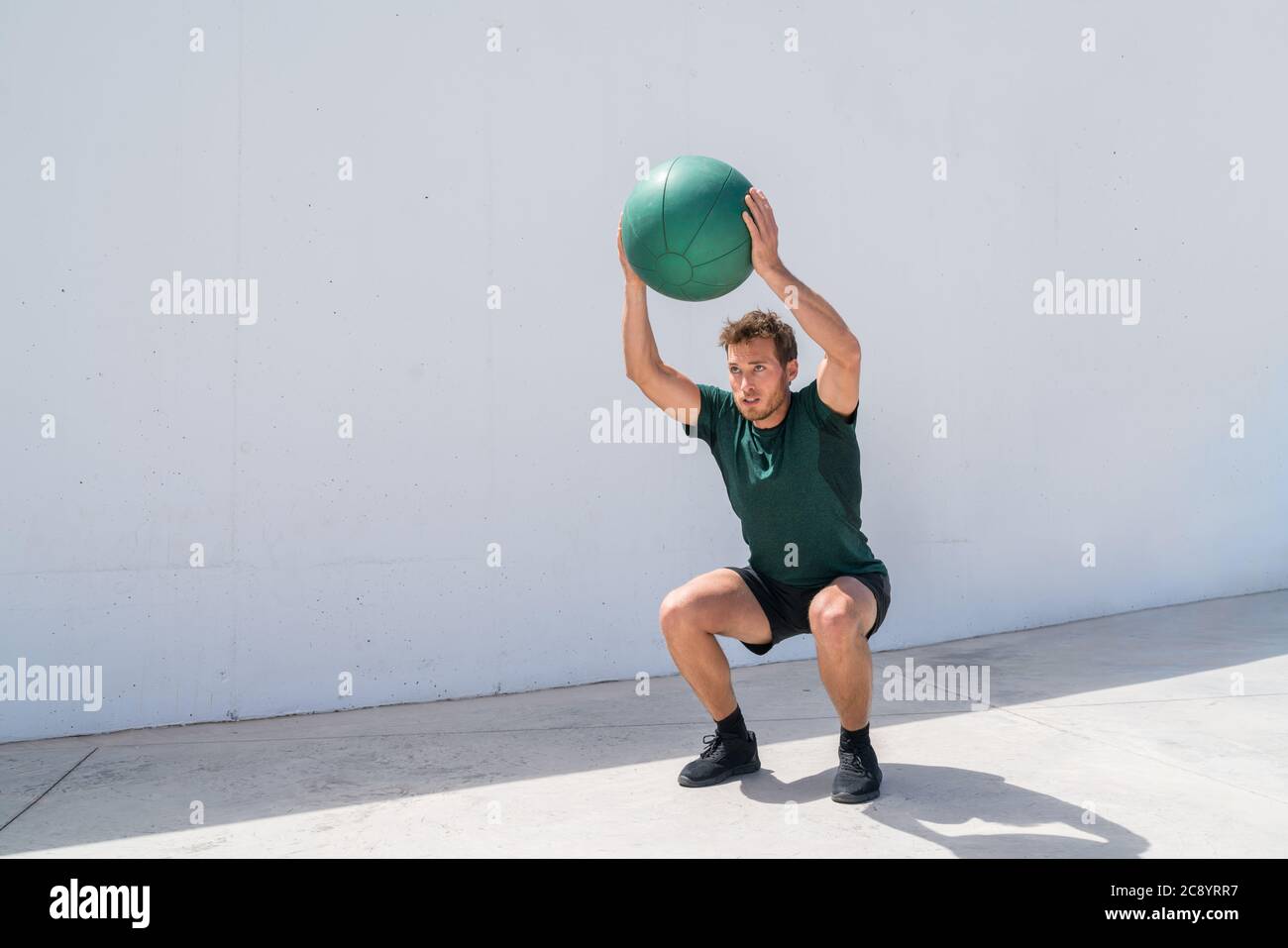 Esercizio di peso allenamento fitness uomo formazione squat Foto Stock