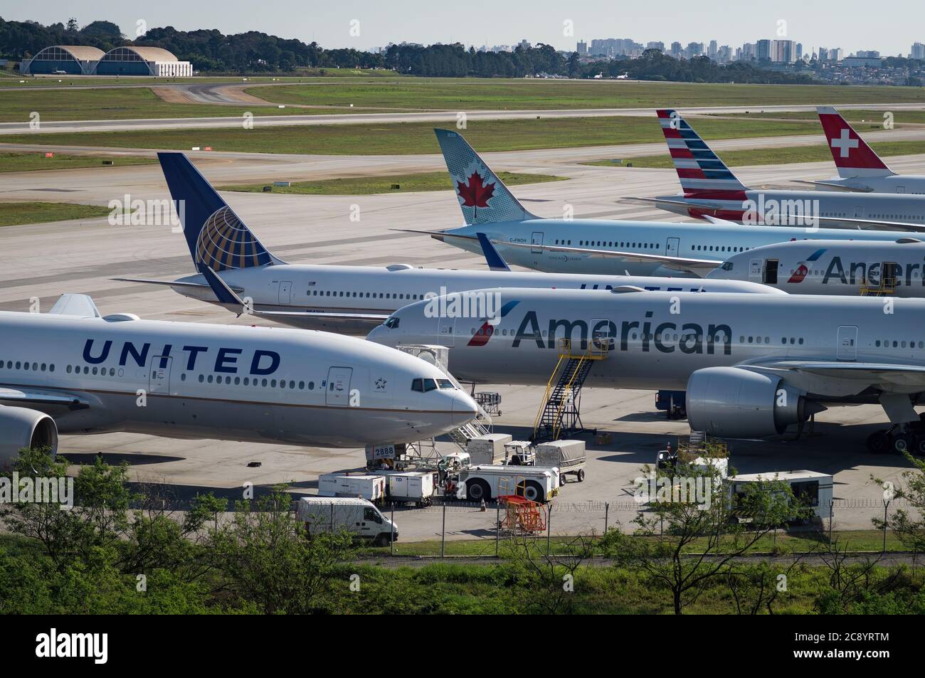 Ampia vista dell'area di parcheggio degli aeromobili di Sao Paulo/Guarulhos Intl. Aeroporto, dove gli aerei vi aspettano mentre vengono serviti a terra. Foto Stock