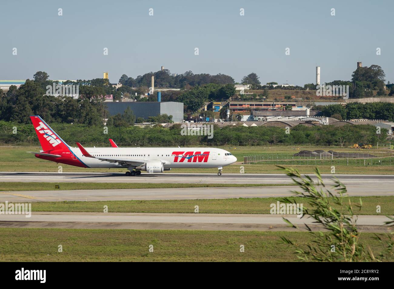 TAM Airlines Boeing 767-316ER (velivoli a fusoliera larga - Reg. PT-MOA) inizio della corsa di decollo sulla pista 27R dell'Aeroporto Internazionale di Sao Paulo/Guarulhos Foto Stock