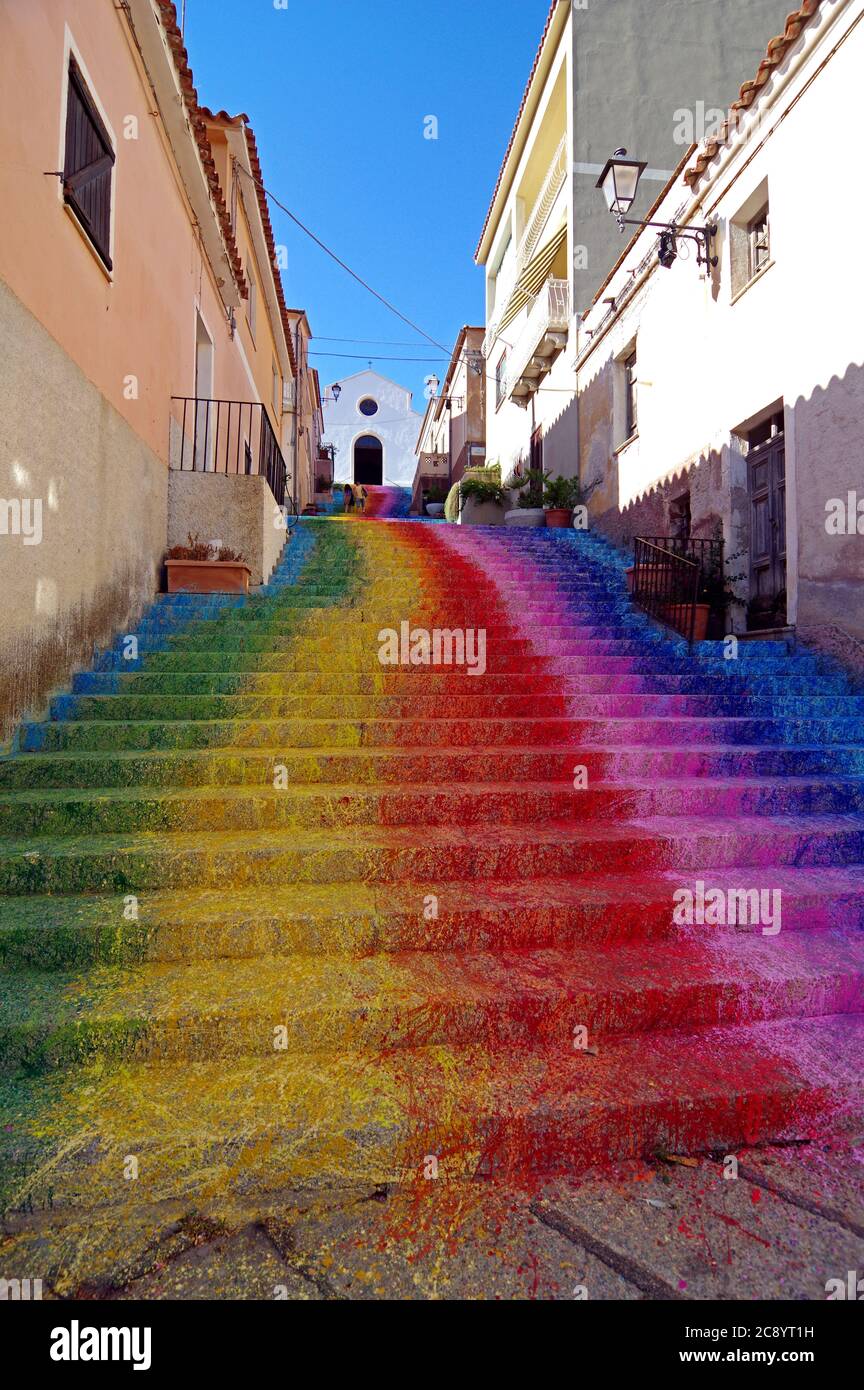 Arzachena, Sardegna, Italia. Arte di strada nella chiesa di Santa Lucia Foto Stock