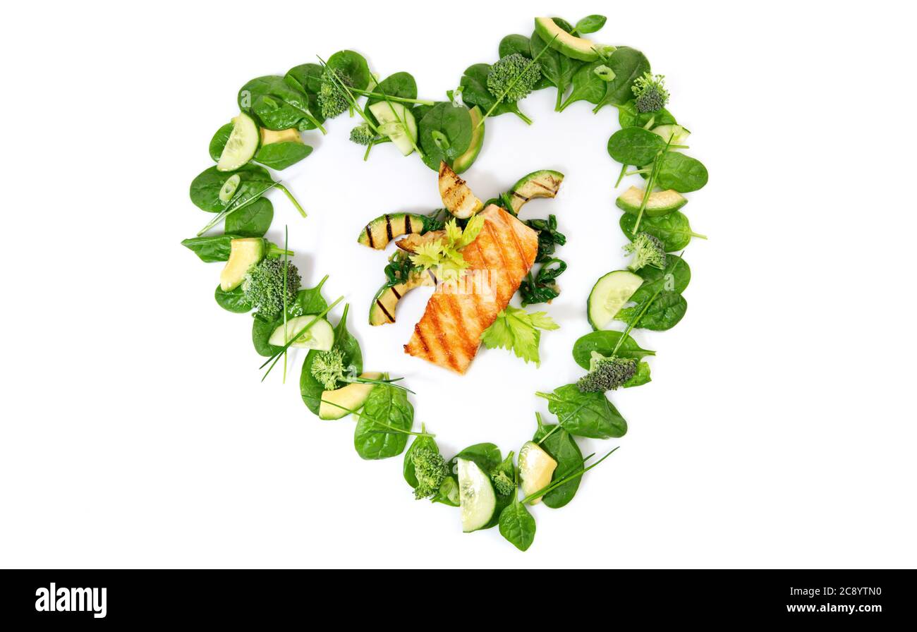 Insalata di Detox verde a forma di cuore e verdure con salmone grigliato isolato su sfondo bianco Foto Stock