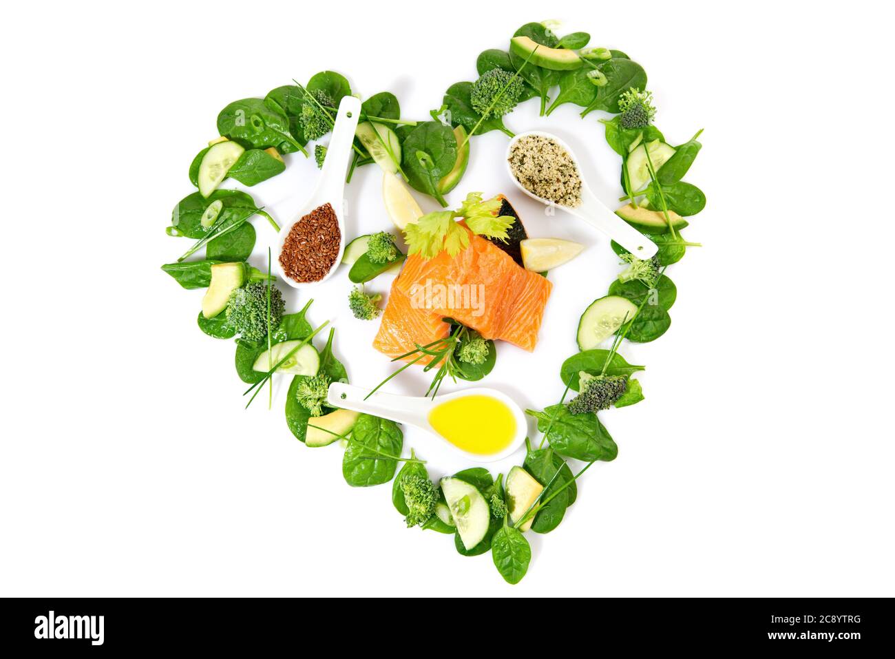 Insalata di Detox verde a forma di cuore e verdure con salmone crudo isolato su sfondo bianco Foto Stock