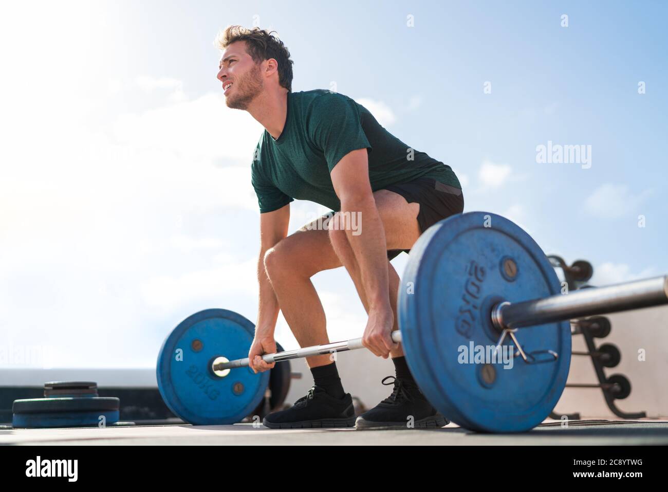 Fitness uomo sollevamento pesi bodybuilding Foto Stock