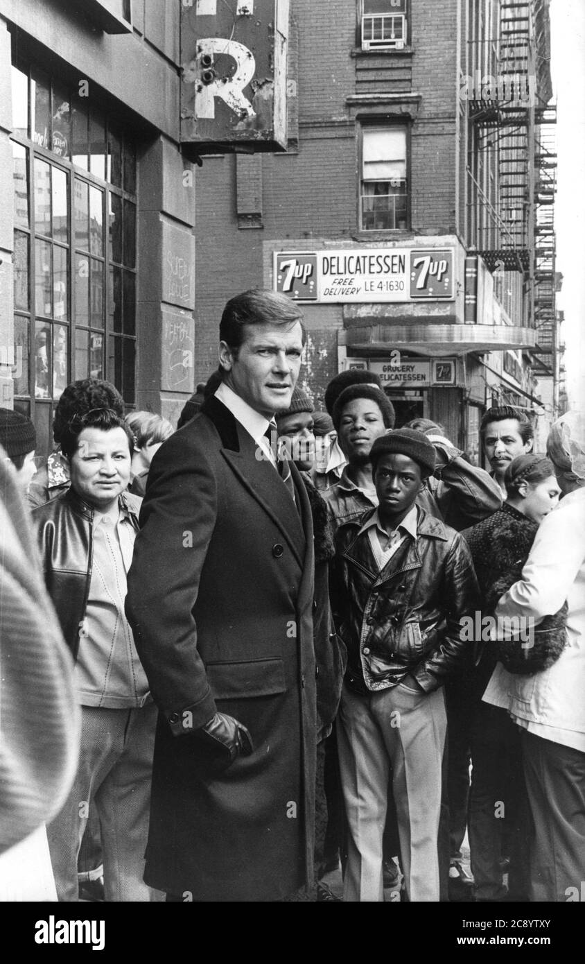1973 - ROGER MOORE per le strade durante le riprese del suo nuovo film di Bond 'Live and Let Die'. (Credit Image: © Keystone Press Agency/Keystone USA via ZUMAPRESS.com) Foto Stock