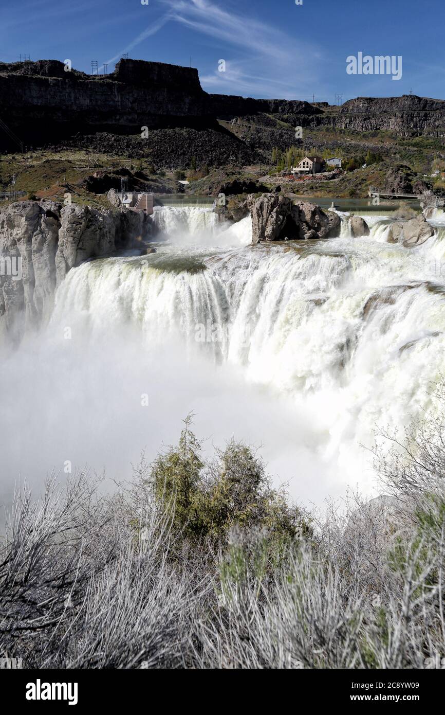 Shoshone Falls a Twin Falls, Idaho è stato creato dove il fiume serpente si schianta su antichi flussi di basalto. L'acqua potente è stata sfruttata per il credo Foto Stock