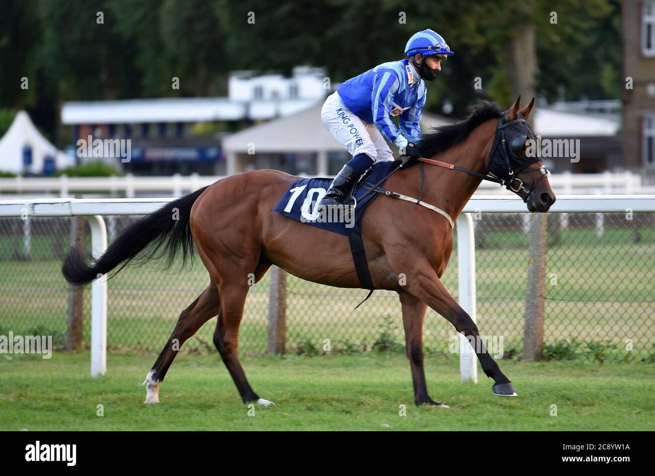 Thunder King guidato da Silvestre De Sousa vince la Watch Free Replays su attheraces.com handicap al Royal Windsor Racecourse. Foto Stock