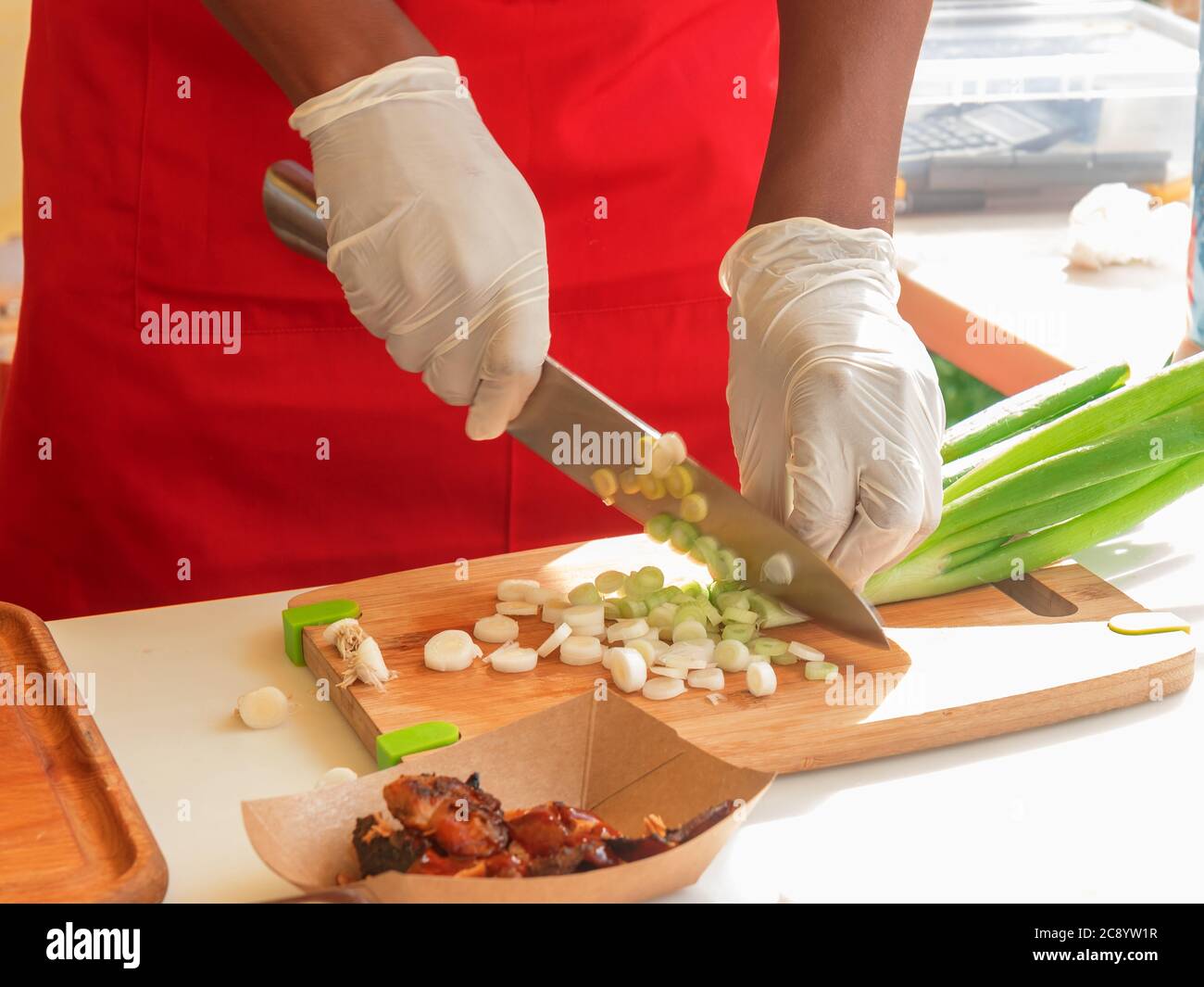 Lo chef taglia cipolla immagini e fotografie stock ad alta risoluzione -  Alamy