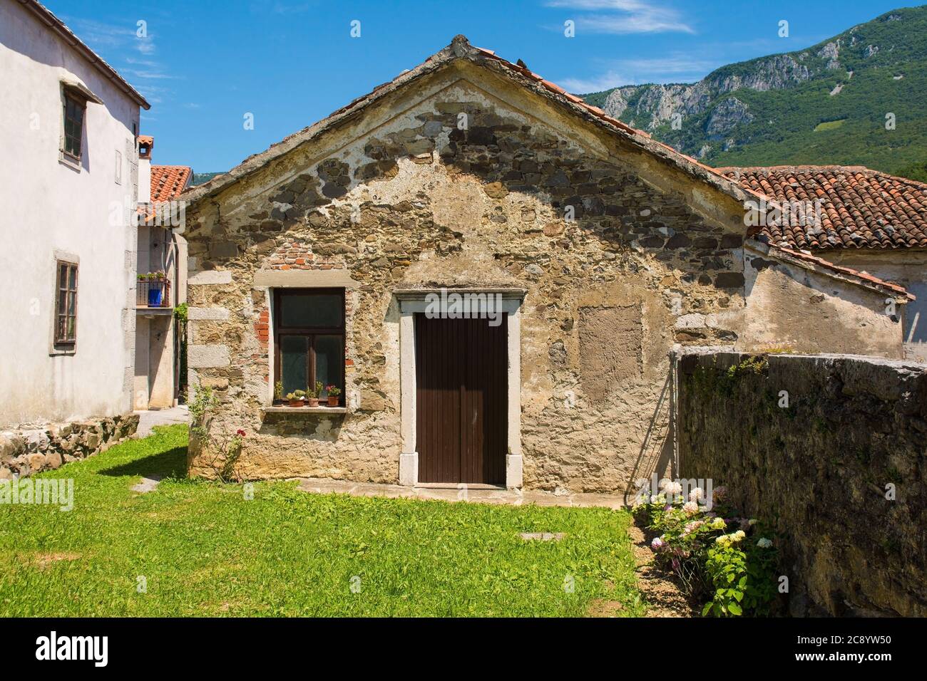 Un piccolo casolare storico a Podnanos, un villaggio nell'alta Valle di Vipava, nel comune di Vipava, nella regione di Primorska, in Slovenia Foto Stock