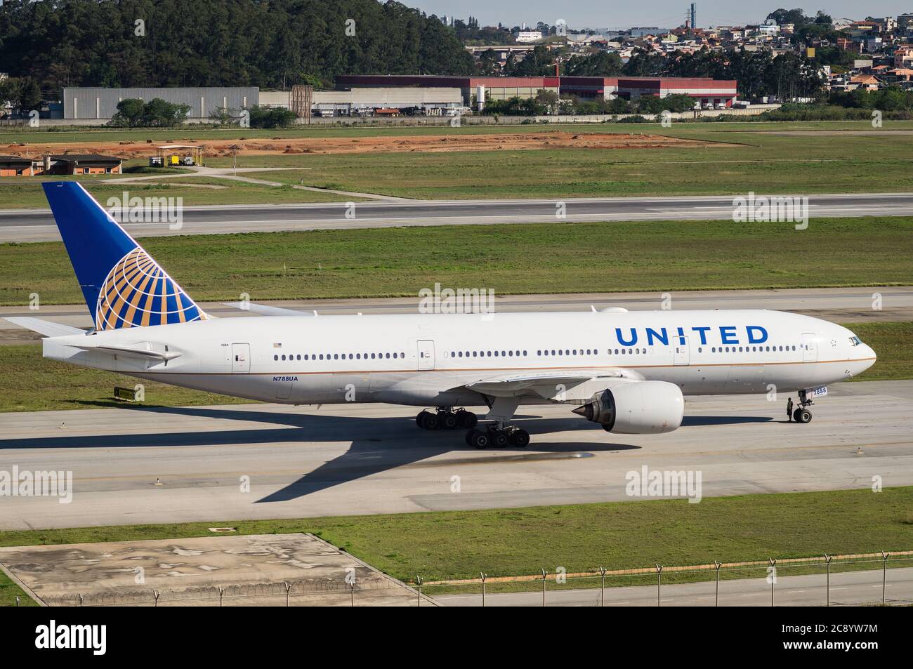 United Airlines Boeing 777-222ER (Reg N788UA) sui controlli finali prima della partenza mentre ci si trova su una delle linee di taxi dell'aeroporto internazionale di Sao Paulo/Guarulhos. Foto Stock