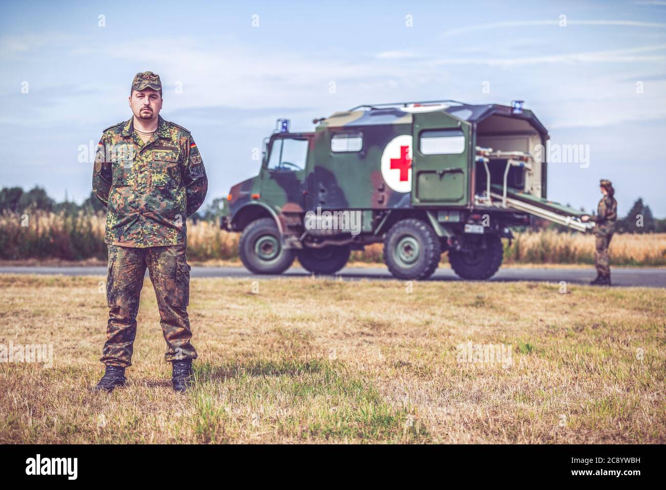 HANNOVER / GERMANIA - 24 GIUGNO 2020: Paramedico dell'esercito tedesco si trova ad un'ambulanza militare Foto Stock