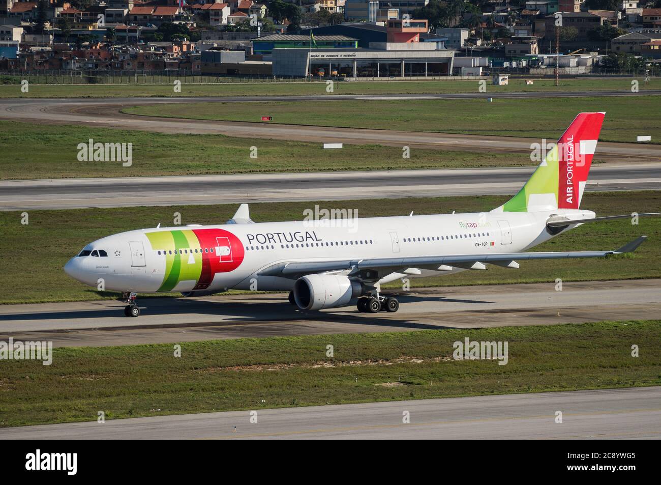 Il RUBINETTO Air Portugal Airbus A330-202 (CS-TOP - chiamato 'Pedro Nunes') tassando la pista di testa 27R dell'aeroporto internazionale di Sao Paulo/Guarulhos. Foto Stock