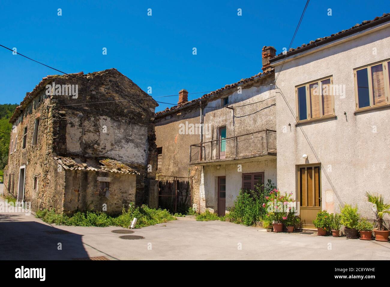 Edifici storici a Podnanos, un villaggio nell'alta Valle di Vipava nel comune di Vipava nella regione di Primorska in Slovenia. Foto Stock