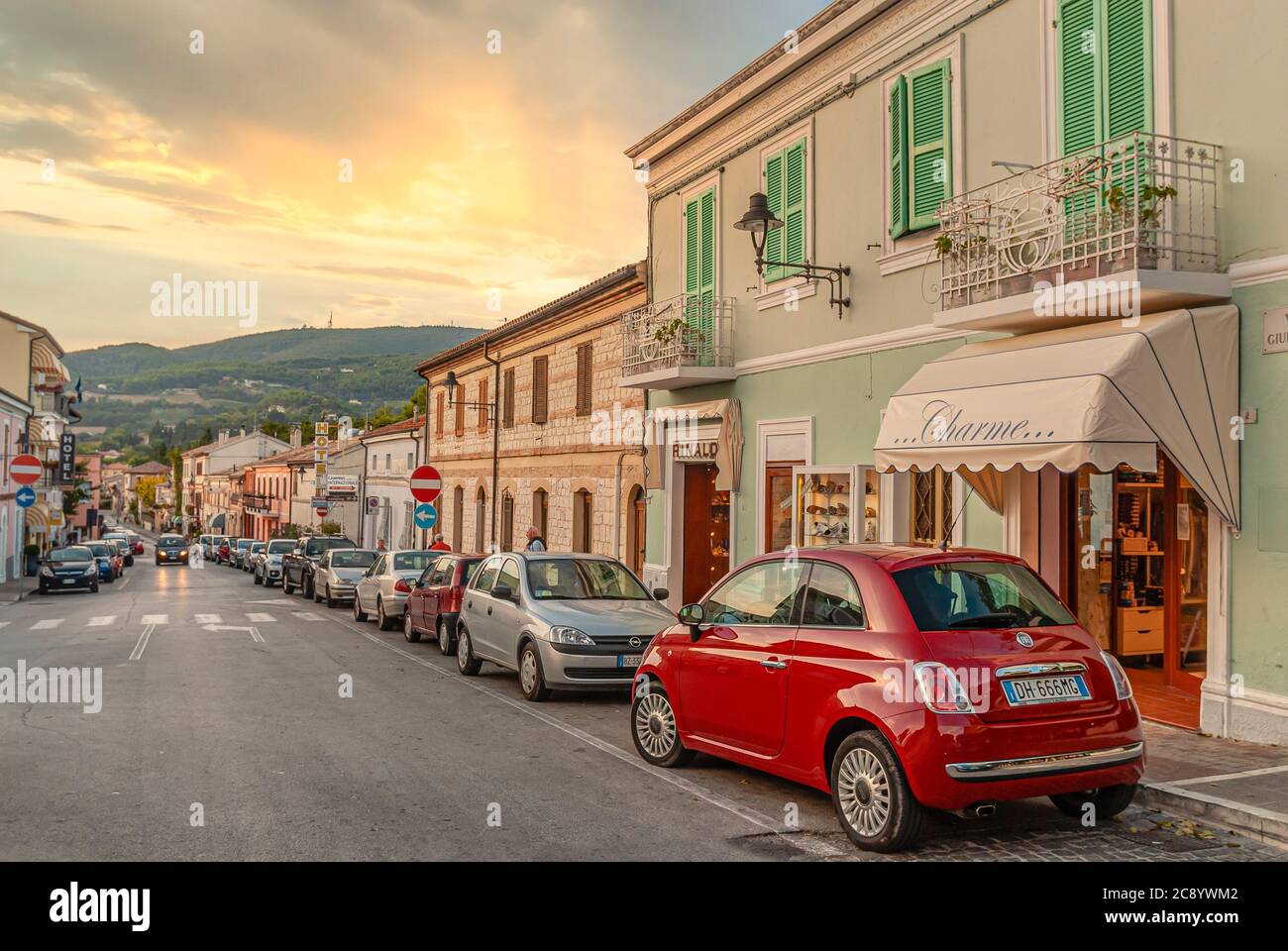 Atmosfera serale nel centro storico di Sirolo, Marche, Italia Foto Stock