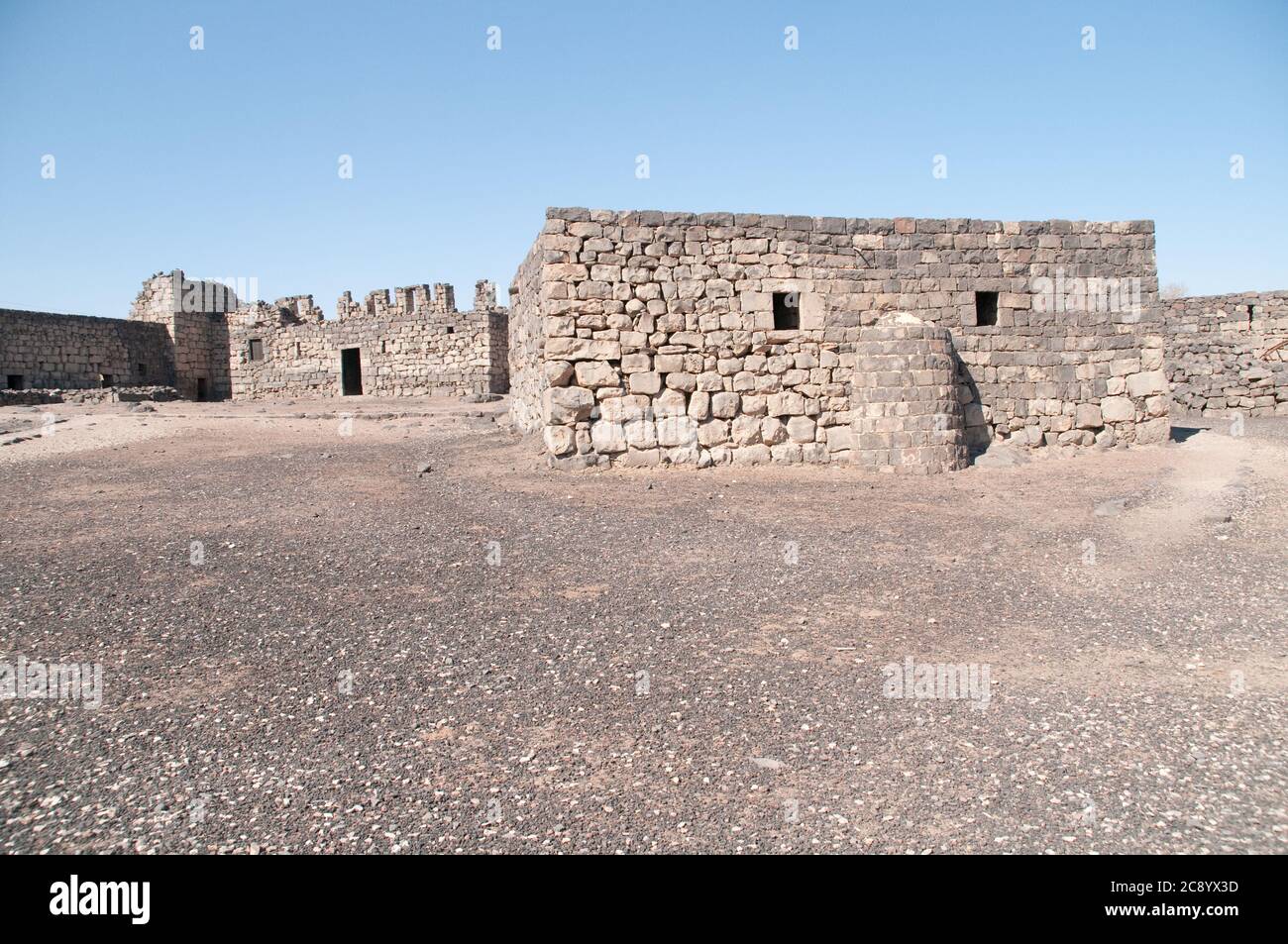 Il cortile interno del castello desertico orientale di Qasr al-Azraq vicino alla città di Azraq, nella regione Badia del regno hascemita di Giordania. Foto Stock