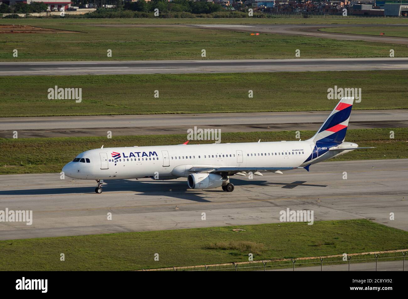 LATAM Airlines Airbus 321-231 (velivoli a fusoliera stretta a corto/medio raggio - PT-MXA) in direzione della pista 27R dell'aeroporto internazionale di Sao Paulo/Guarulhos. Foto Stock