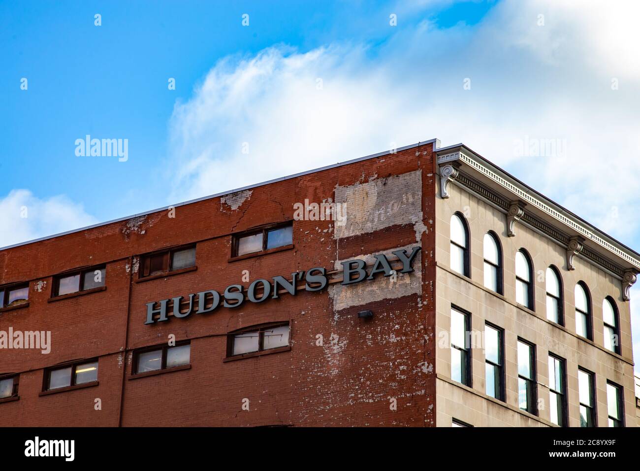 Un cartello su un edificio sopra il punto vendita della Hudson's Bay Company su Rideau Street a Ottawa, Ontario, Canada. Foto Stock