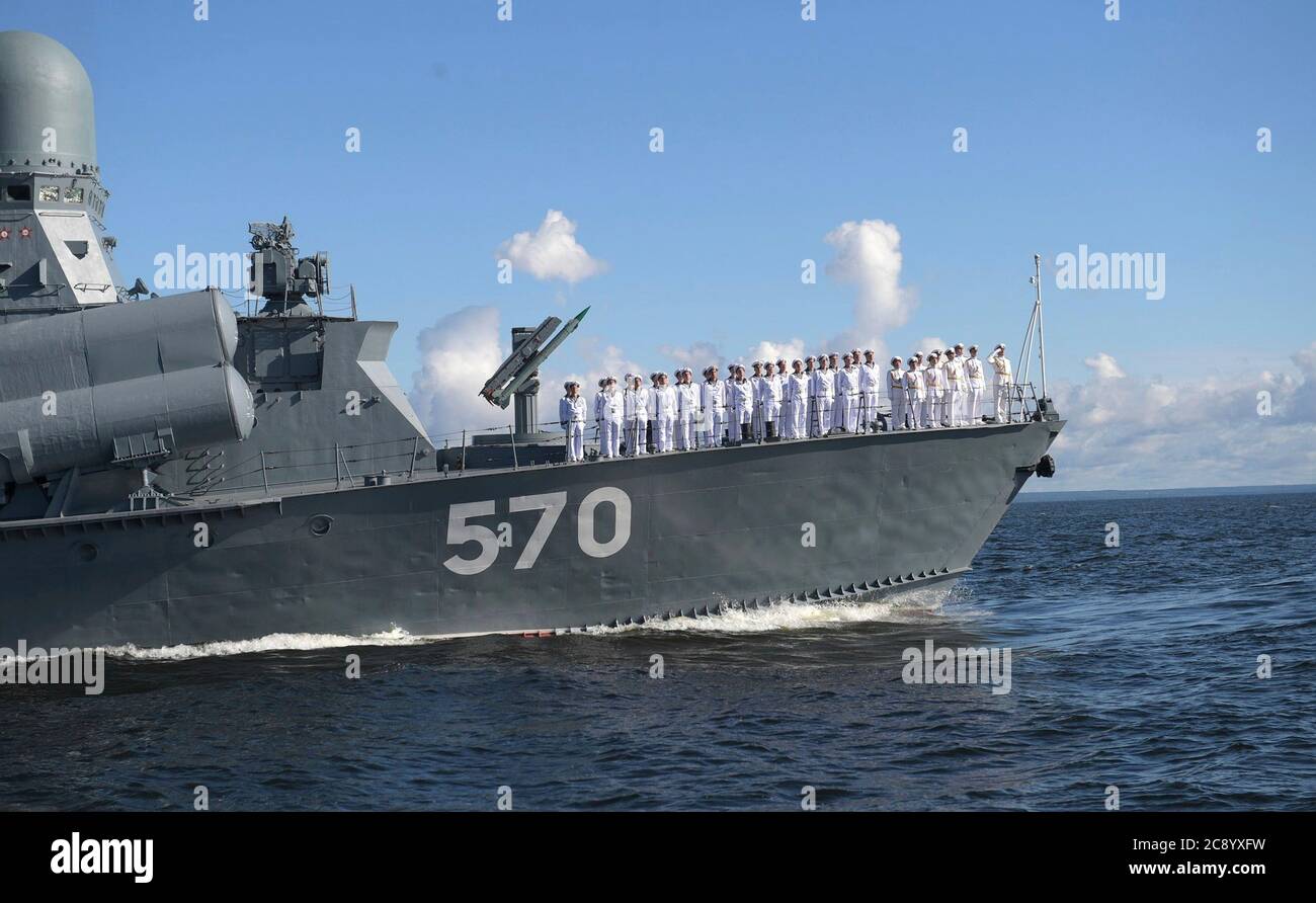 La nave corvette Passat della marina russa Nanuchka partecipa a una parata militare per celebrare l'annuale Giornata della Marina russa sul fiume Neva e il Porto di Kronstadt 26 luglio 2020 a San Pietroburgo, Russia. Foto Stock