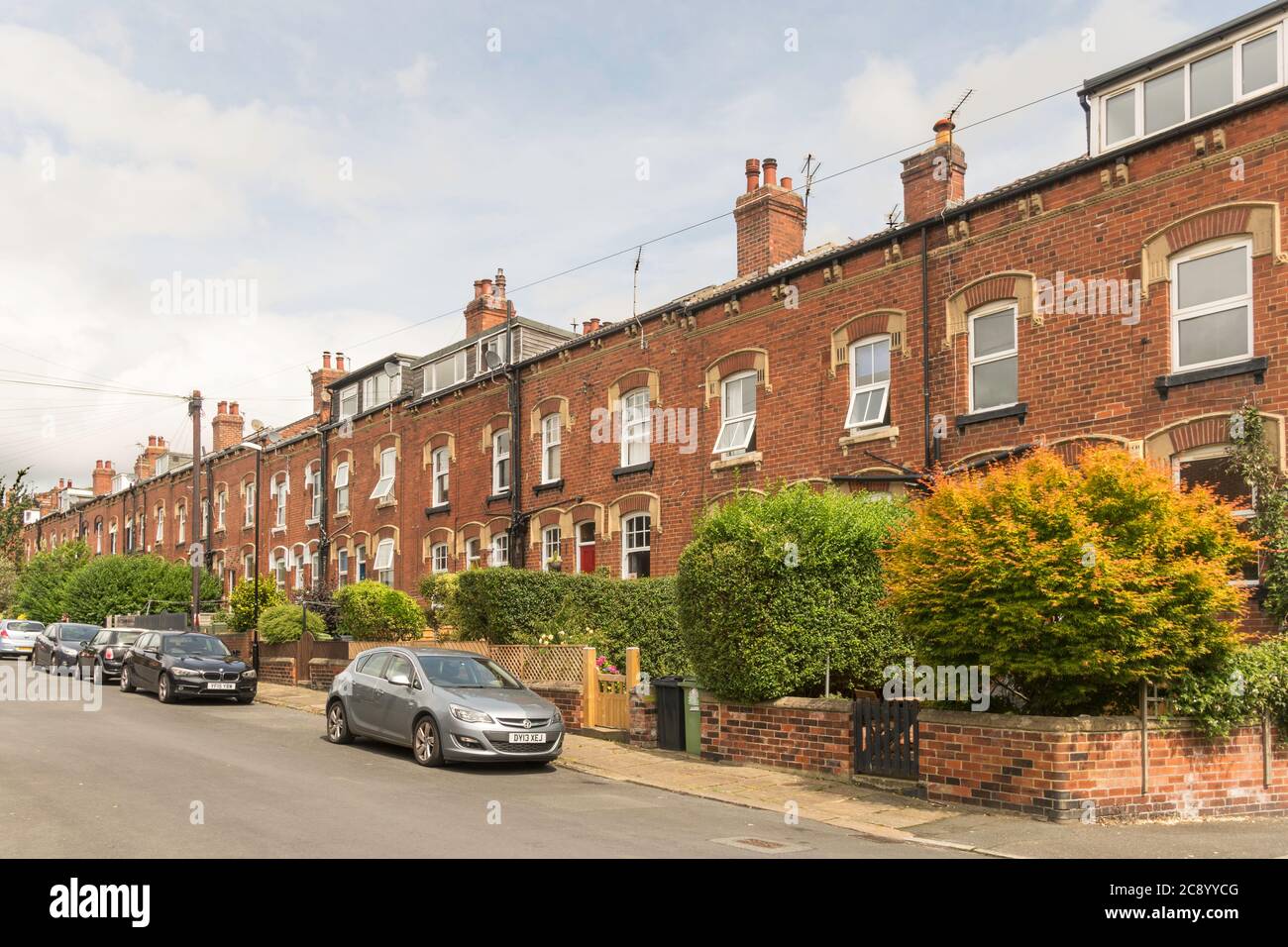 Fine del 19 ° secolo torna a casa con terrazza sul retro a Methley Place, Methley, Chapel Allerton, Leeds, Yorkshire, Inghilterra, Regno Unito Foto Stock