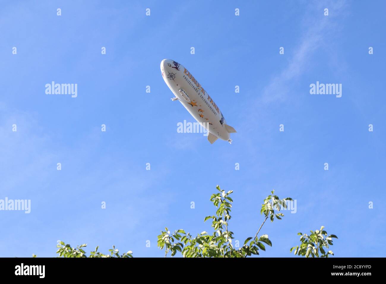 Bregenz, / Austria - 09 2019 agosto: Zeppelin NT sorvola Bregenz in Austria al lago di Costanza Foto Stock