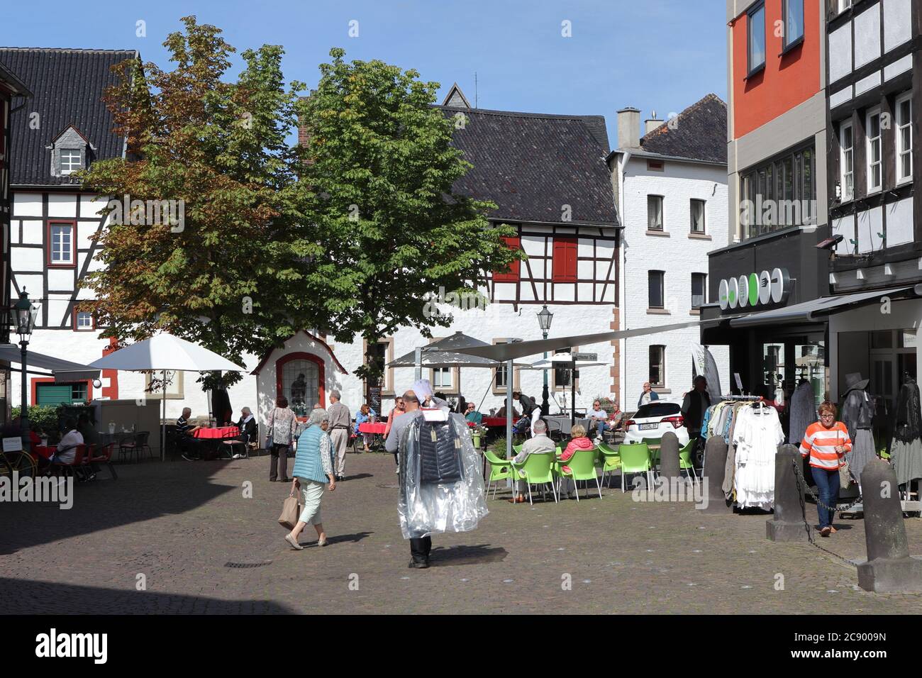 Bad Muenstereifel, Nordrhein-Westfalen / Germania - Settembre 06 2019: Shopping City Outlet nel centro di Bad Muenstereifel Foto Stock
