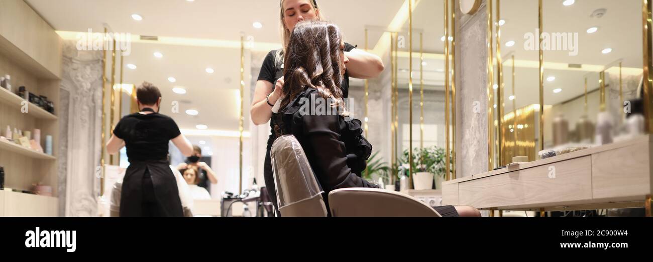 Parrucchiere in uniforme sul posto di lavoro Foto Stock