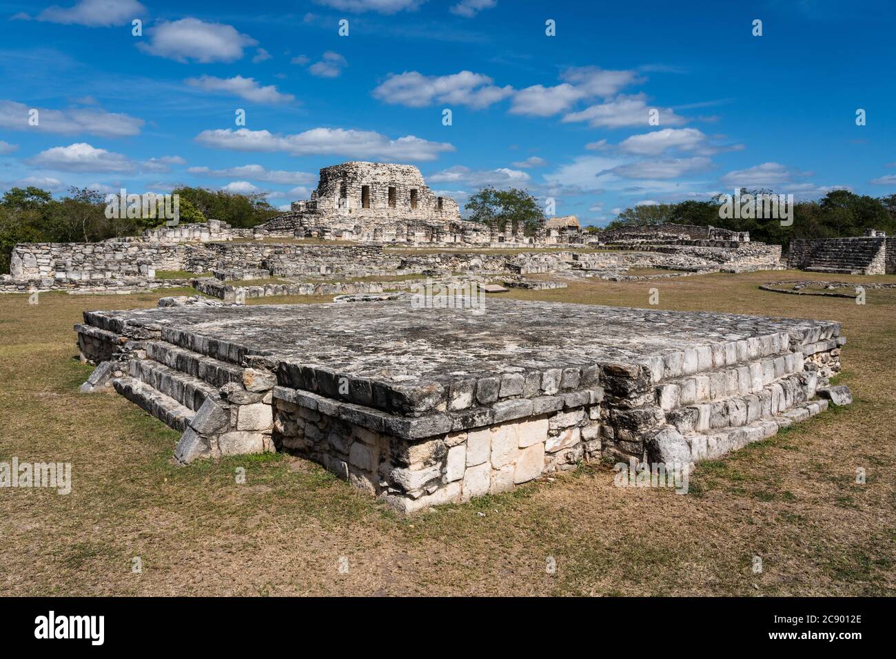 Una piattaforma cerimoniale e il Tempio delle nicchie dipinte nelle rovine della città Maya post-classica di Mayapan, Yucatan, Messico. Foto Stock