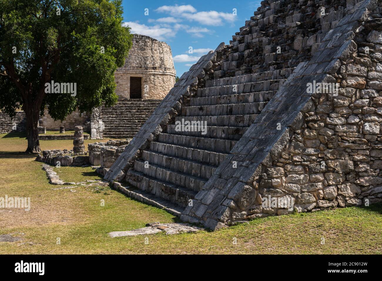 Il Tempio rotondo o Osservatorio dietro le scale della Piramide di Kukulkan nelle rovine della città Maya post-classica di Mayapan, Yucatan, Messico. Foto Stock