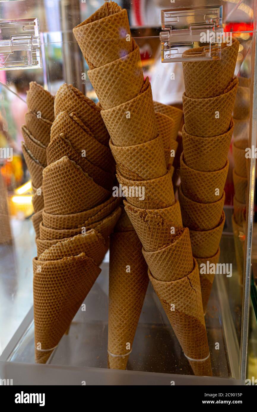 Preparazione di gelato per le cialde. Gustose coppe croccanti. Ora legale Foto Stock