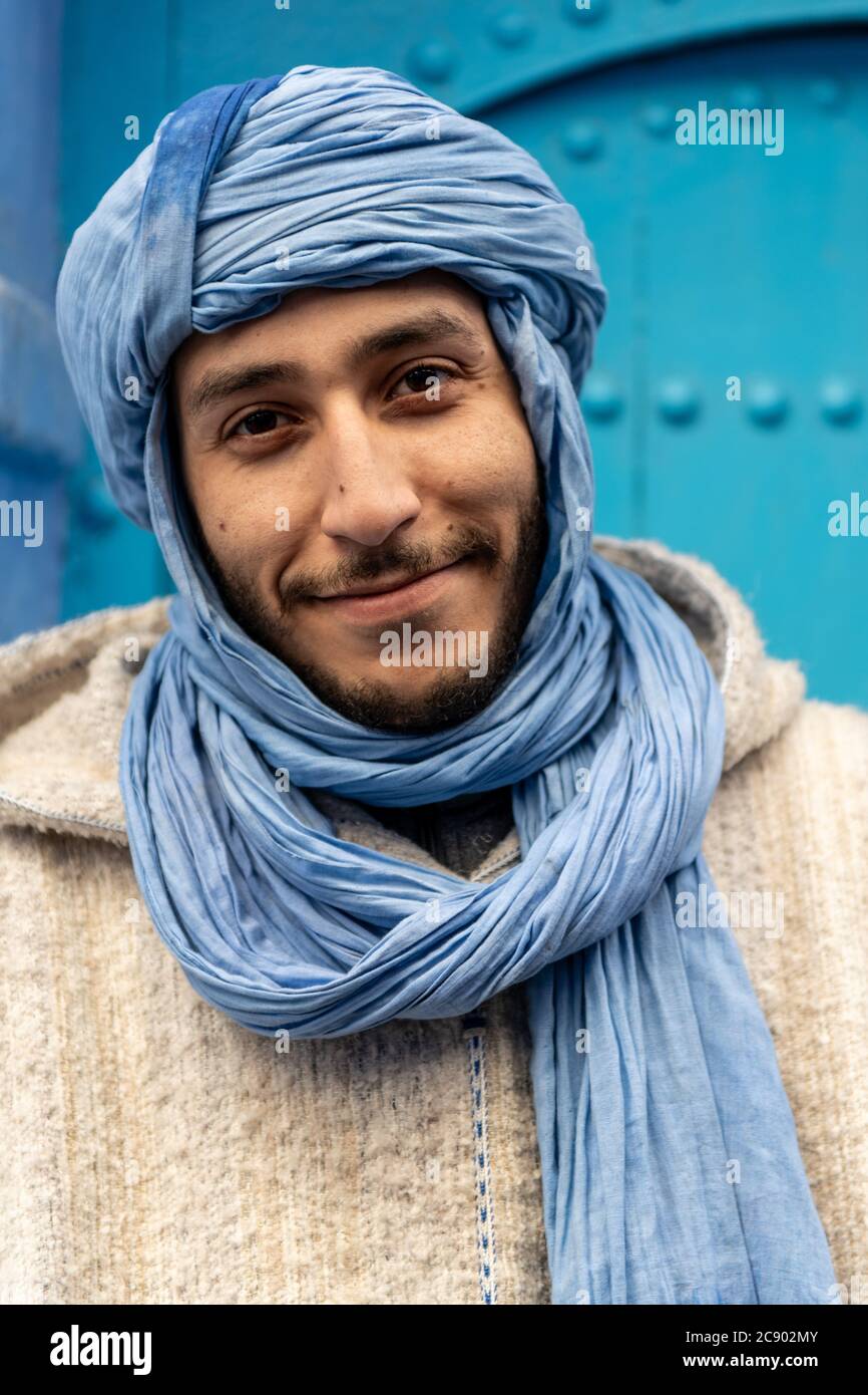 Nella città di Chefchaouen, Marocco, sulle montagne del Rif, predominano edifici dalle tonalità blu Foto Stock