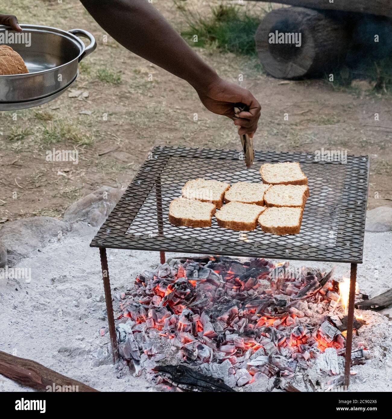 Facendo colazione al campo Safari nel Parco Nazionale di Luangwa Sud, Zambia. Foto Stock