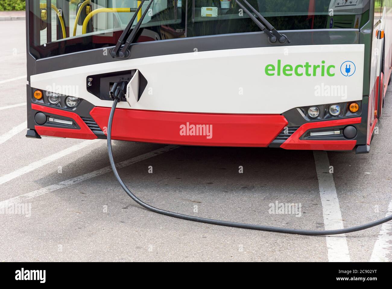 Closeup di autobus elettrici dei mezzi pubblici alla stazione di ricarica Foto Stock
