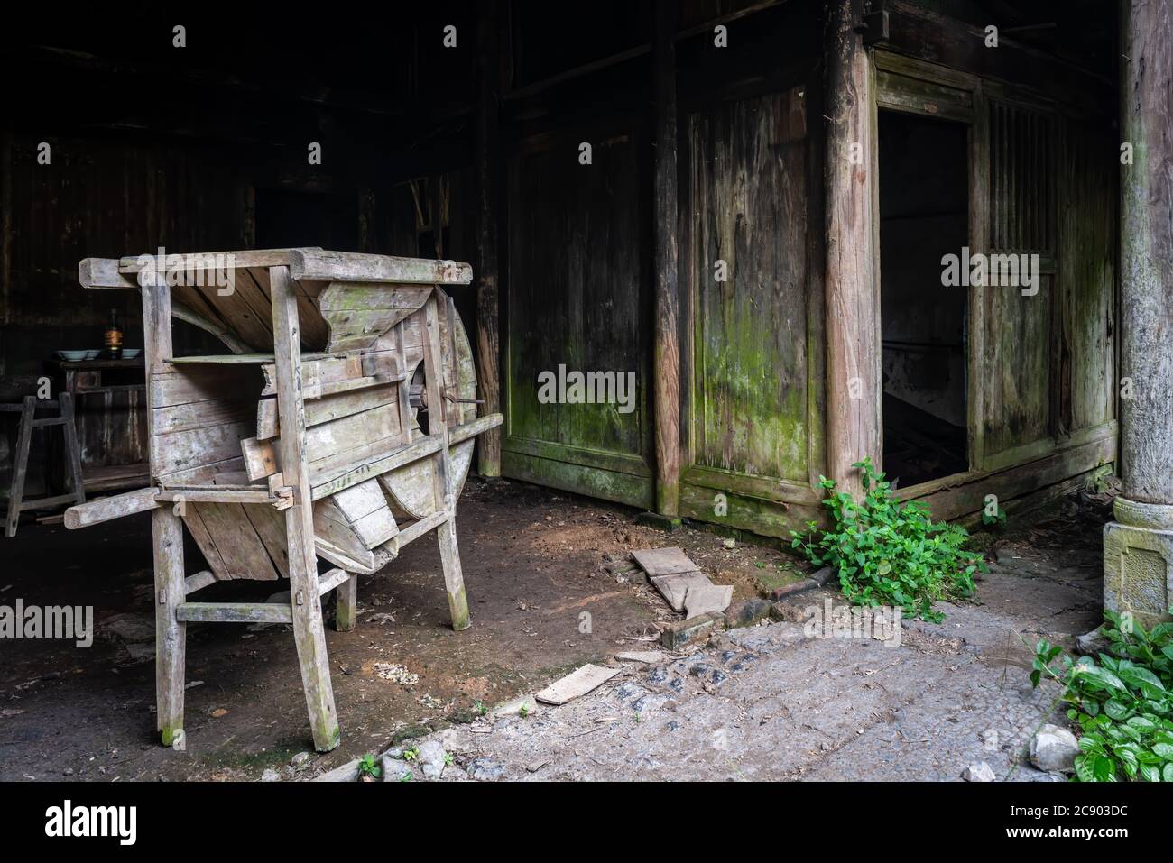 Una vista di una vecchia macchina di legno presa in un villaggio abbandonato in una foresta vicino Yangshuo, Cina Foto Stock