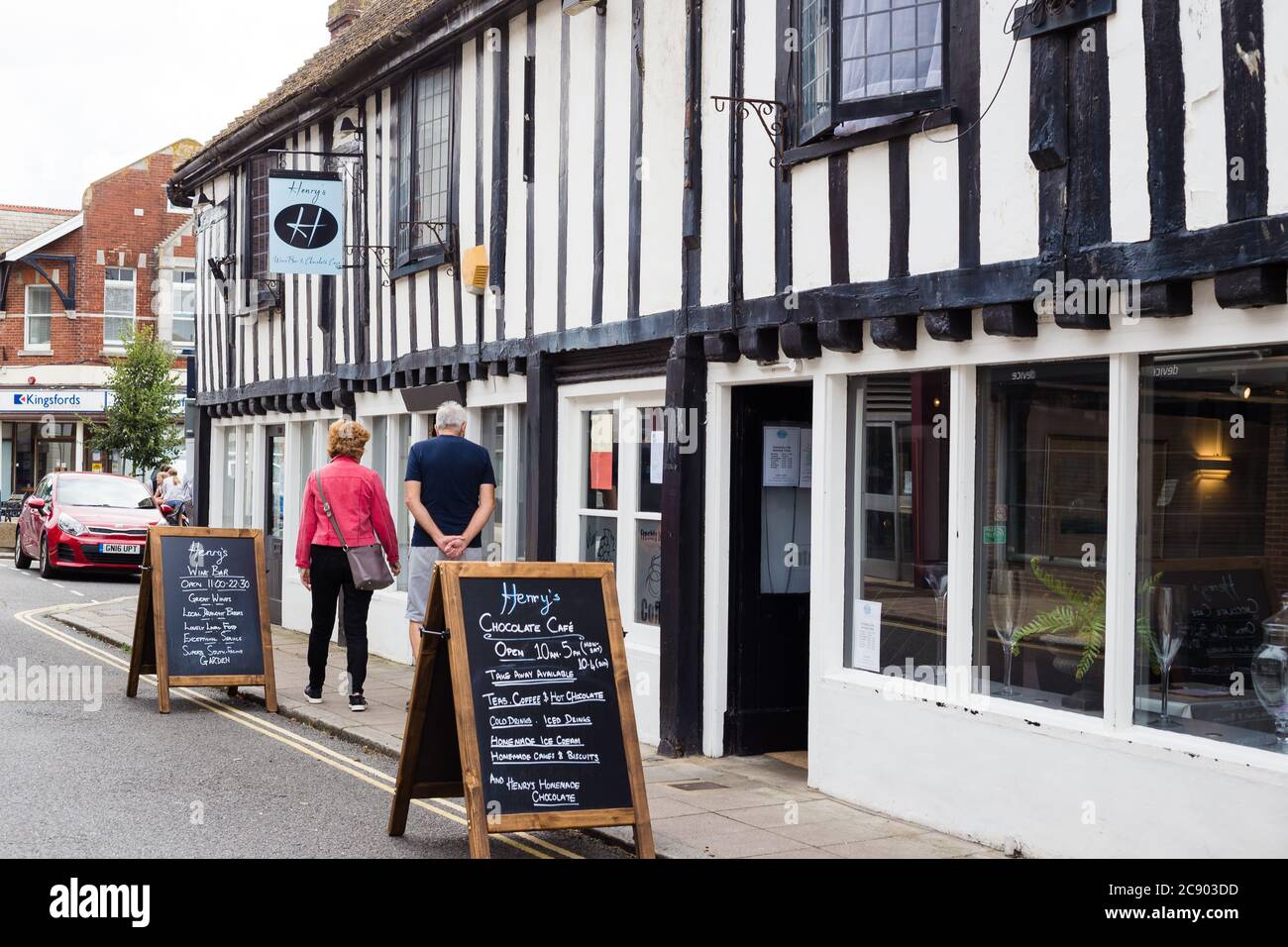 Una coppia che naviga nel menu di un ristorante a Hythe, Kent. REGNO UNITO Foto Stock