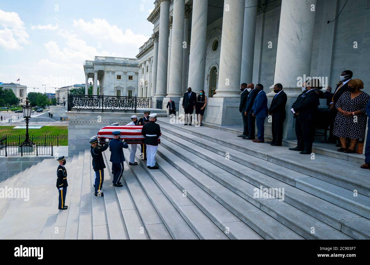 Washington, Stati Uniti d'America. 27 luglio 2020. Il cofanetto che porta il rappresentante degli Stati Uniti John Lewis (democratico della Georgia) arriva sul fronte est del Campidoglio degli Stati Uniti dove il Rep. Lewis giace nello stato nella Capitol Rotunda e l'osservazione pubblica inizierà questo pomeriggio, lunedì 27 luglio 2020. Credit: Doug Mills/Pool via CNP | Usage worldwide Credit: dpa/Alamy Live News Foto Stock