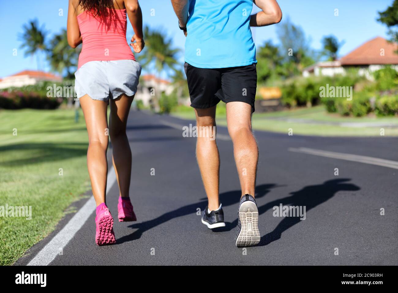 Runner che corrono su strada - closeup di gambe di atleti velocizzazione cardio allenamento insieme Foto Stock
