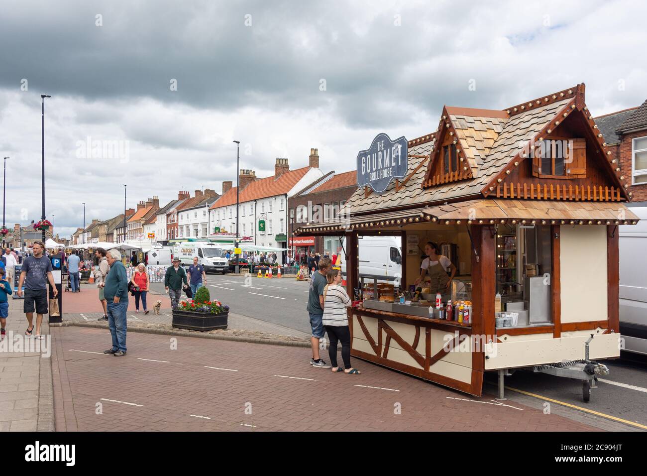 The Gormet Grill House on Market Day, Northallerton High Street, Northallerton, North Yorkshire, Inghilterra, Regno Unito Foto Stock