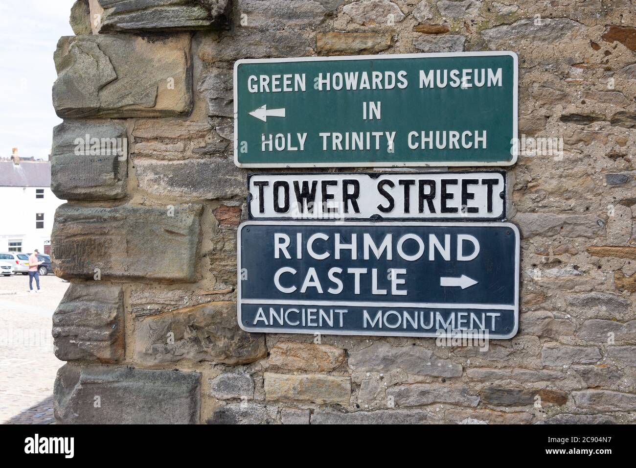Cartelli segnaletici su Wall, Tower Street, Richmond, North Yorkshire, Inghilterra, Regno Unito Foto Stock