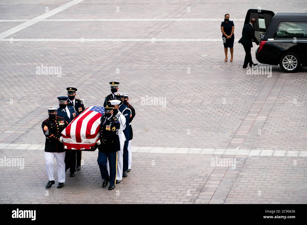 Il cofanetto che porta il rappresentante degli Stati Uniti John Lewis (democratico della Georgia) arriva sul fronte est del Campidoglio degli Stati Uniti dove il Rep. Lewis giace nello stato nella Capitol Rotunda e l'osservazione pubblica inizierà questo pomeriggio, lunedì 27 luglio 2020. Credito: Doug Mills/Pool via CNP /MediaPunch Foto Stock