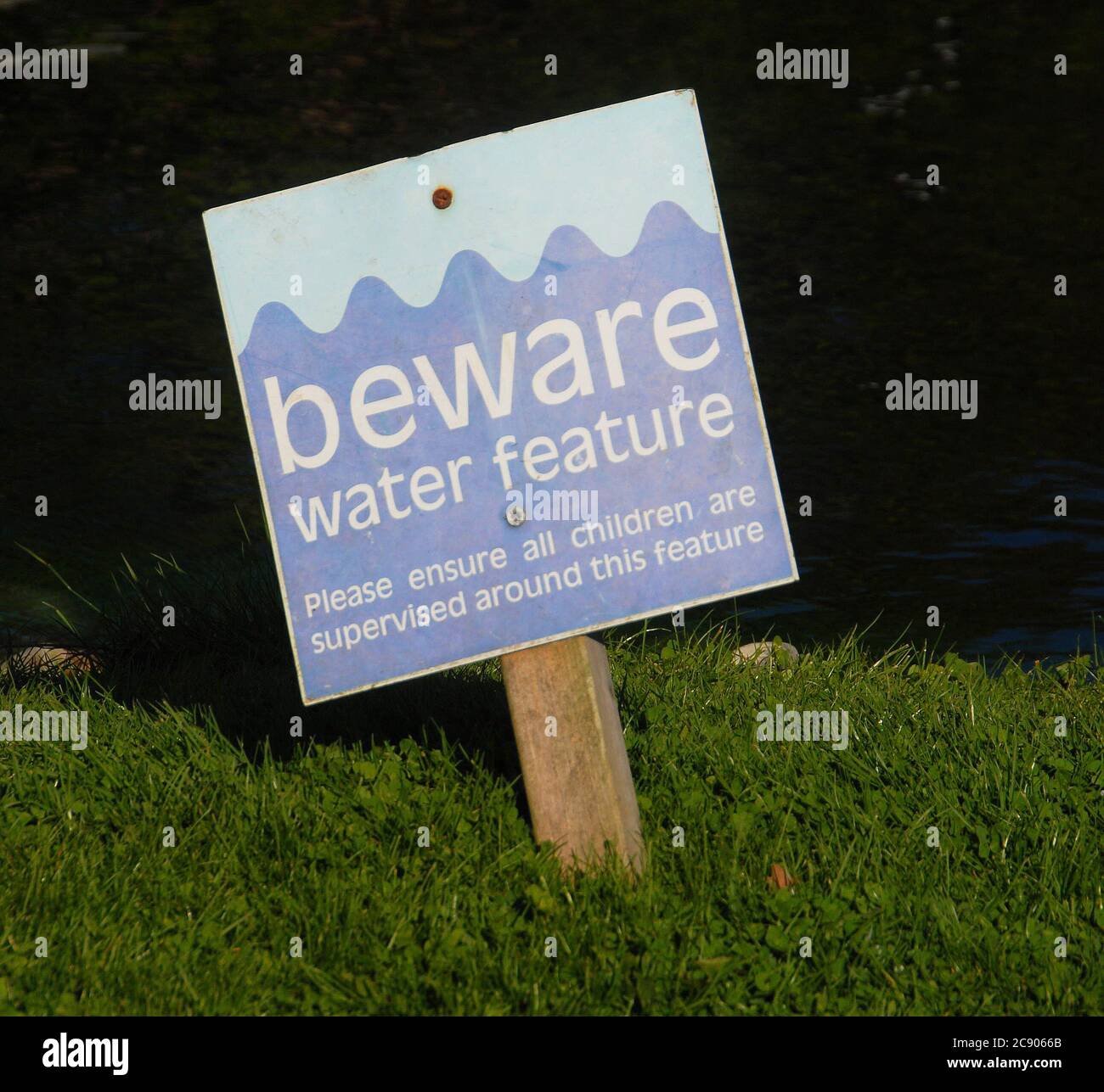 Segno di salute e sicurezza 'attenzione l'acqua' in Springfields Festival Gardens Foto Stock