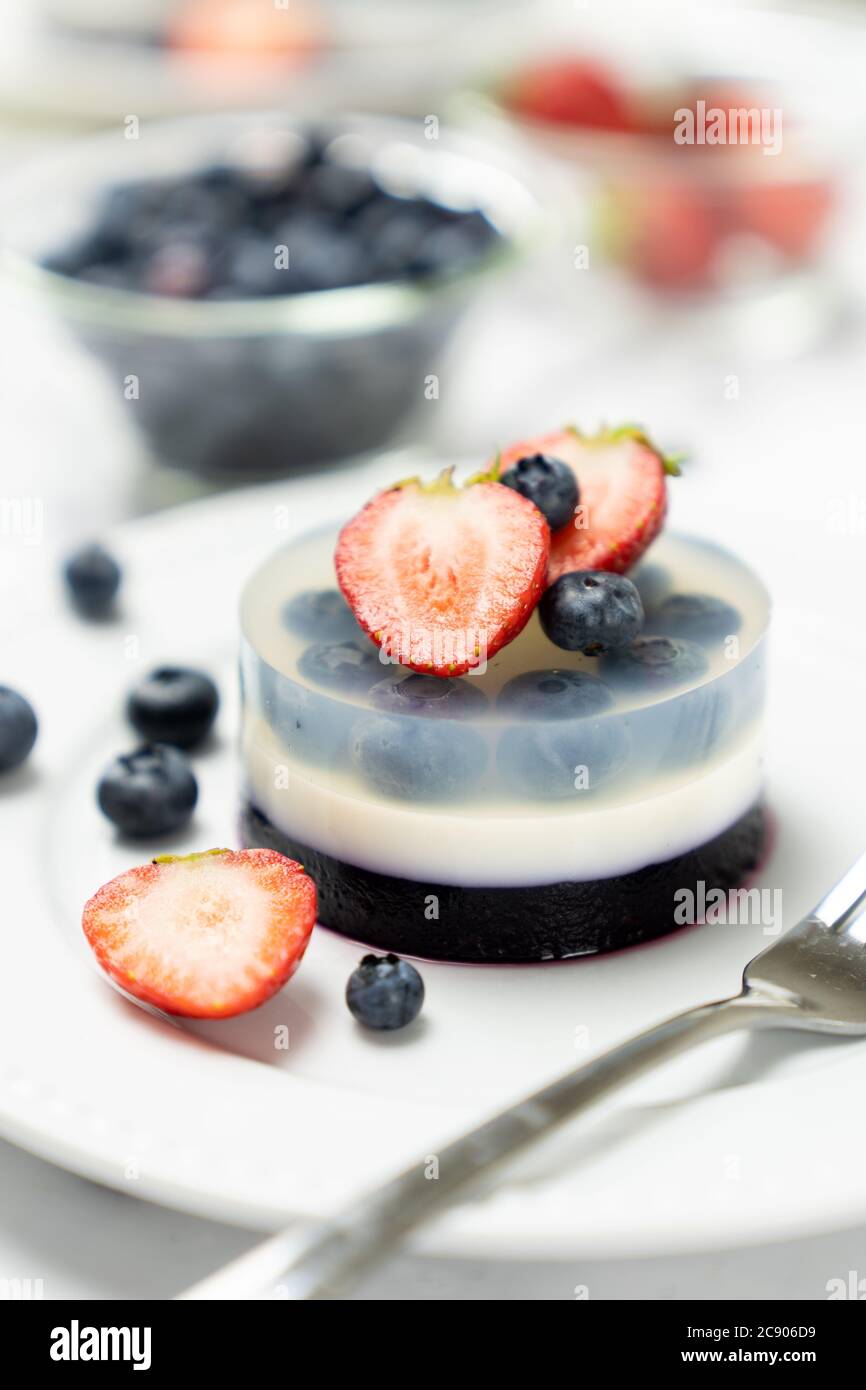 Agar di frutta al mirtillo o dessert di gelatina Foto Stock
