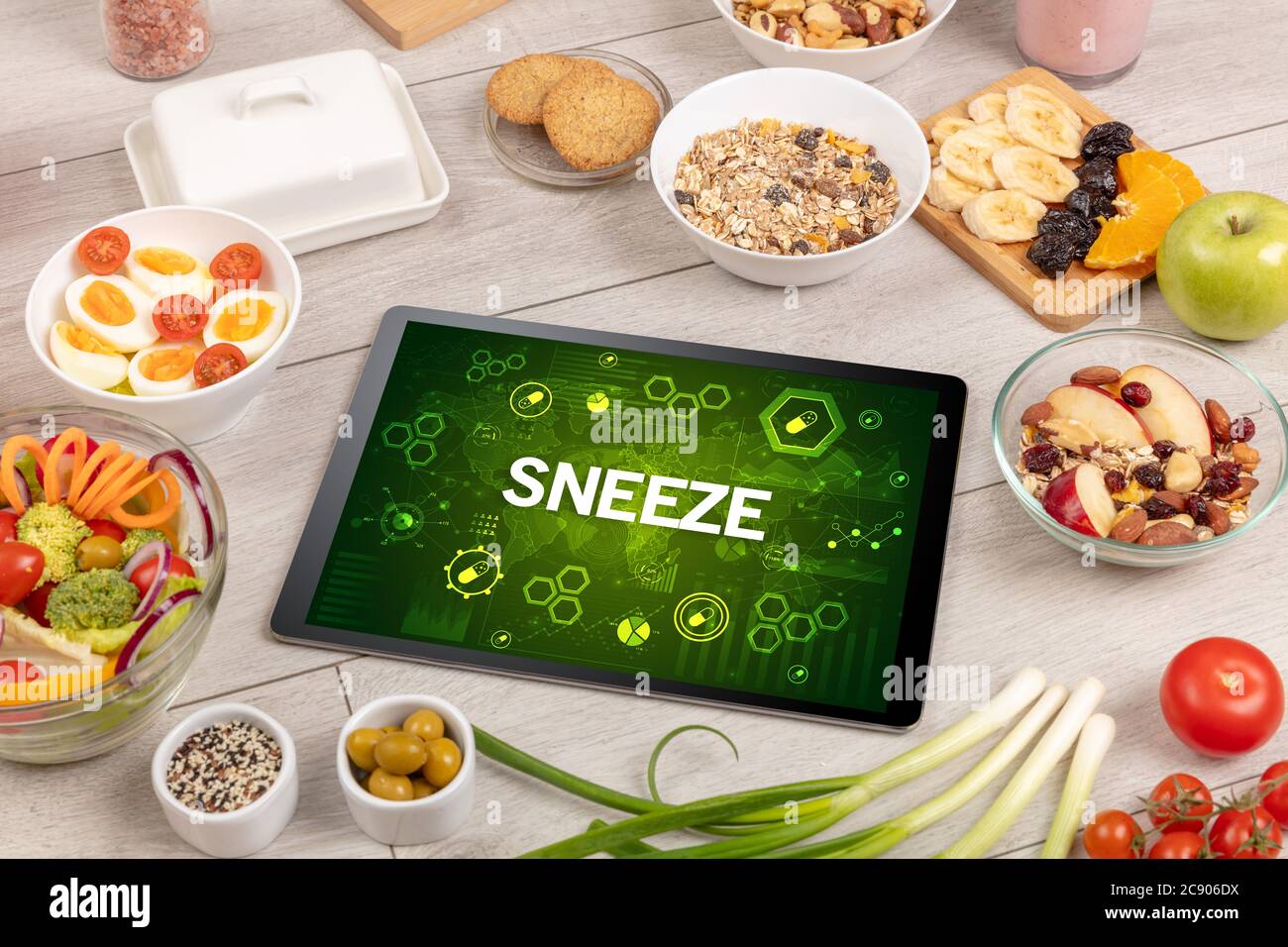 Composizione sana di Tablet PC con iscrizione STARNUTI, sistema immunitario boost concetto Foto Stock